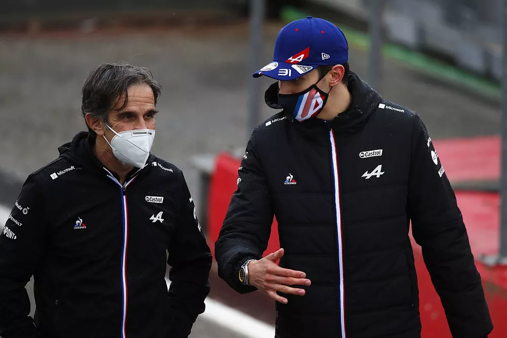 Davide Brivio, director de carreras de Alpine F1, y Esteban Ocon, de Alpine F1