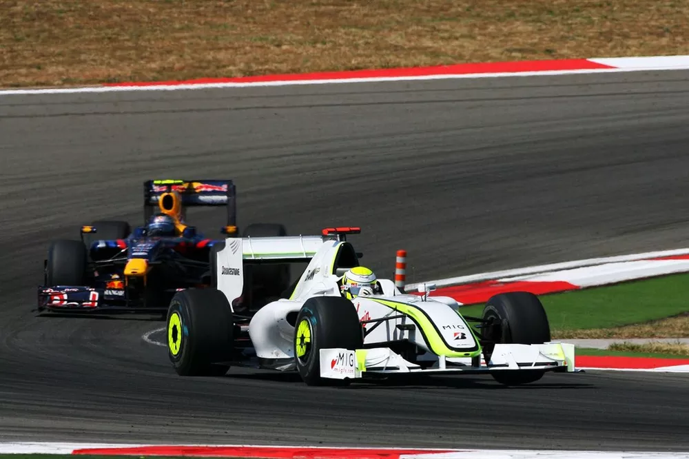 Jenson Button, Brawn Grand Prix BGP 001 leidt voor Sebastian Vettel, Red Bull Racing RB5