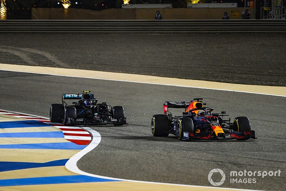 Max Verstappen, Red Bull Racing RB16, Valtteri Bottas, Mercedes F1 W11