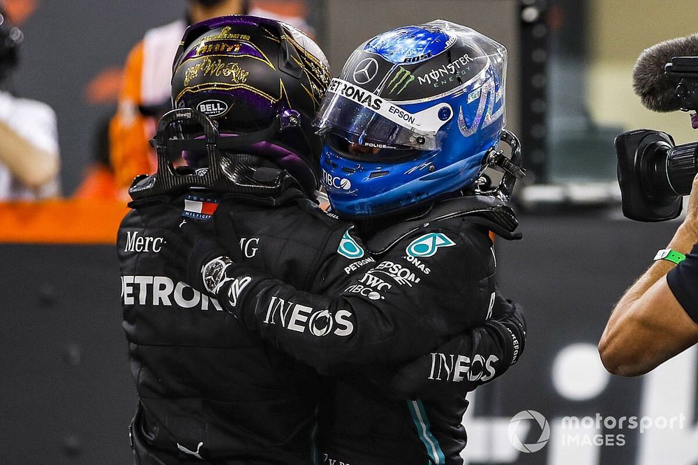 Lewis Hamilton, Mercedes-AMG F1, terzo classificato, e Valtteri Bottas, Mercedes-AMG F1, secondo classificato, si abbracciano alla fine della gara