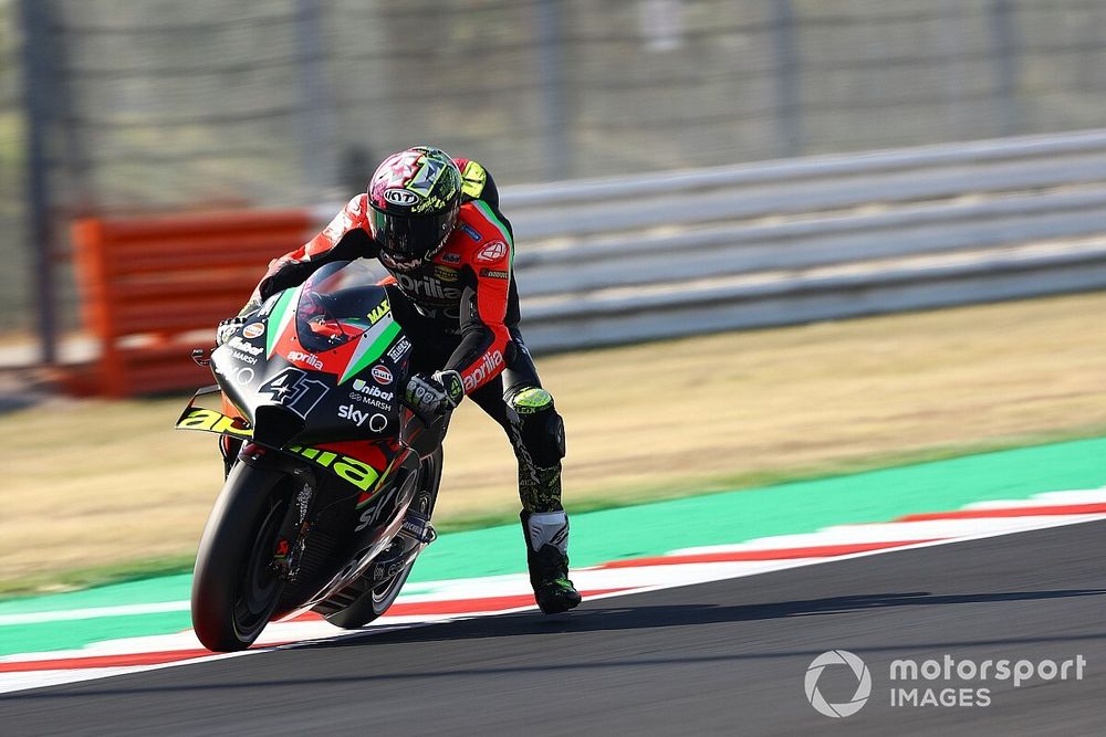 Aleix Espargaró luce el número negro por la repentina muerte de su abuelo