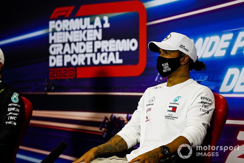 Újabb üzenetet tartalmazó pólóban flangál Hamilton a paddockban