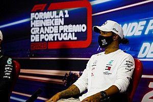 Újabb üzenetet tartalmazó pólóban flangál Hamilton a paddockban