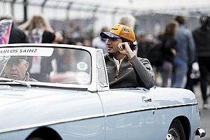 Sainz se vengó en pista del "trolleo" de Ricciardo en el paddock