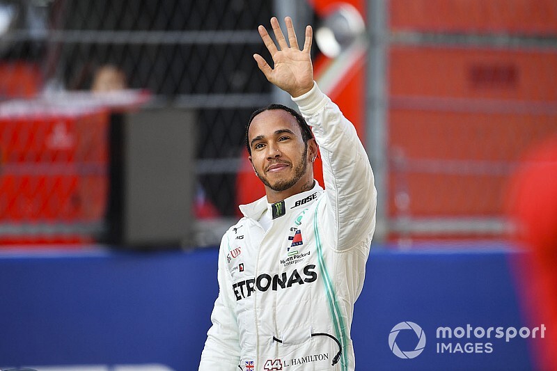 Hamilton uitzinnig na negende seizoenszege in Rusland