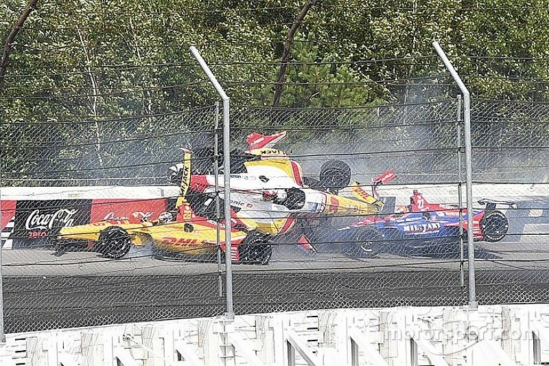 Incidente: Ryan Hunter-Reay, Andretti Autosport Honda, Alexander Rossi, Andretti Autosport Honda, Takuma Sato, Rahal Letterman Lanigan Racing Honda, James Hinchcliffe, Arrow Schmidt Peterson Motorsports Honda