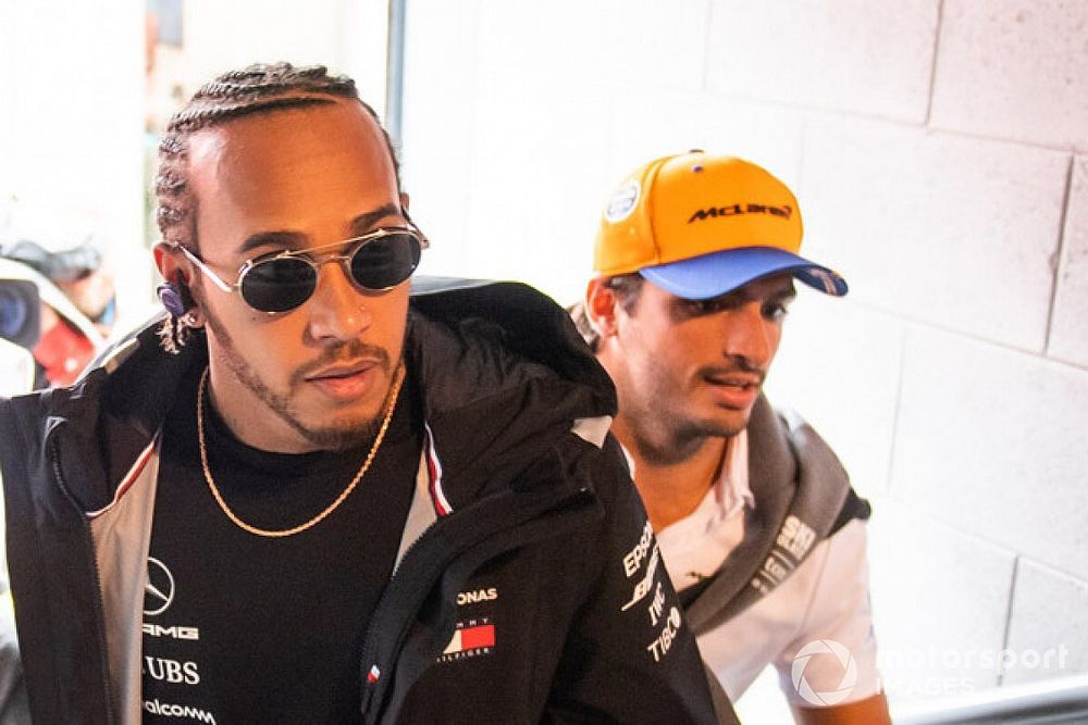 Sainz: Hamilton ook ‘zonder cijfers’ een van beste coureurs ooit