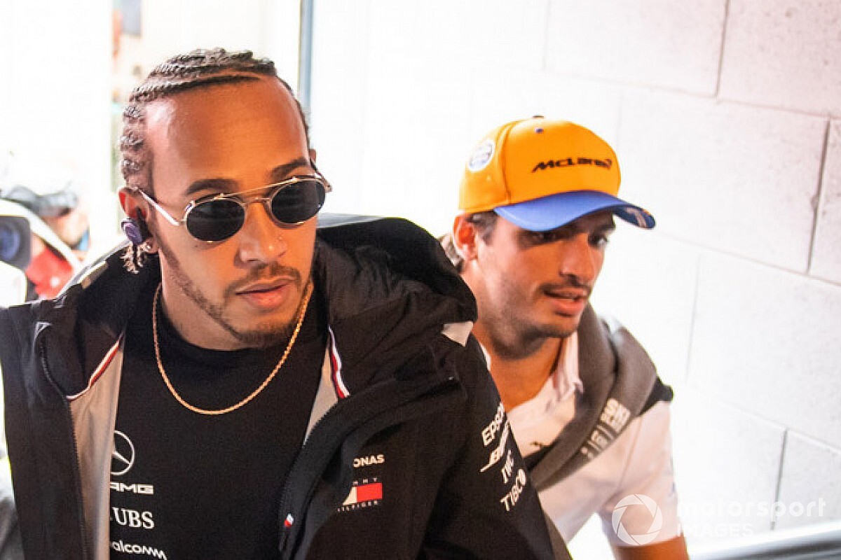 Sainz: Hamilton ook ‘zonder cijfers’ een van beste coureurs ooit