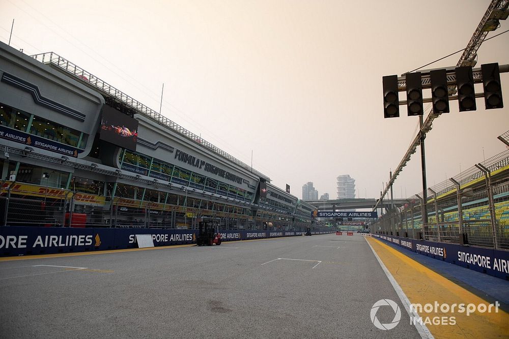 Singapore pit straight and pit building atmosphere