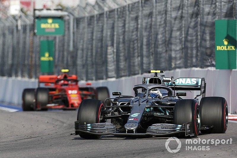 Valtteri Bottas, Mercedes AMG W10, voor Charles Leclerc, Ferrari SF90