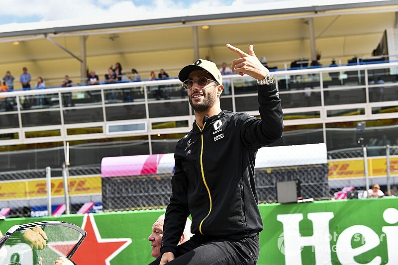 Ricciardo odaszúrt Verstappennek és a Hondát dicsérte