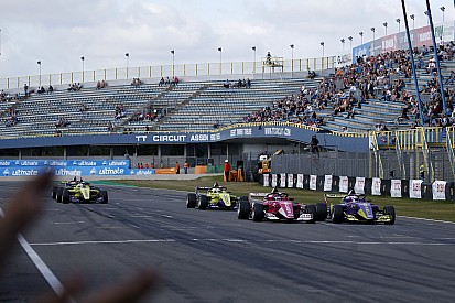 Gilkes gana por 0s003 la carrera de parrilla invertida