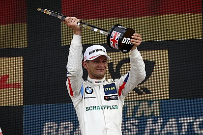 Wittmann contiene a Rast para ganar en Brands Hatch