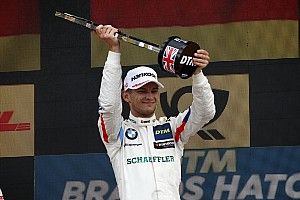 Wittmann contiene a Rast para ganar en Brands Hatch