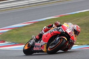 MotoGP: Marc Márquez arrisca tudo na chuva e marca a pole na República Tcheca