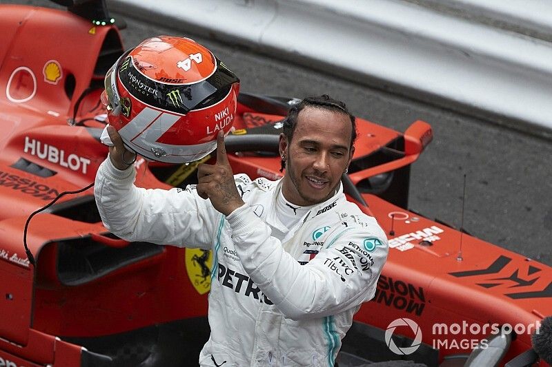 Ganador de la carrera Lewis Hamilton, Mercedes AMG F1, celebra en Parc Ferme