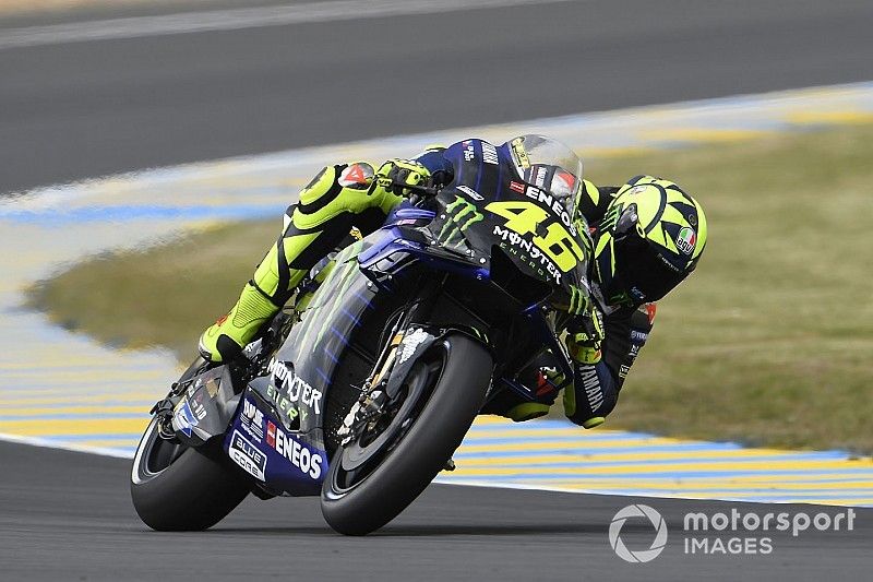 Rossi remonte la pente grâce à un pari en pneus slicks