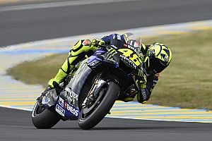 Rossi remonte la pente grâce à un pari en pneus slicks