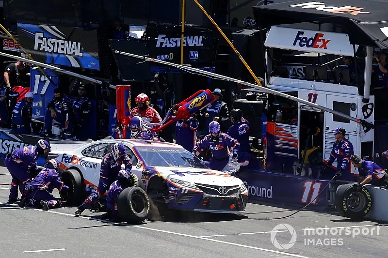  Denny Hamlin, Joe Gibbs Racing, Toyota Camry FedEx Ground pit stop