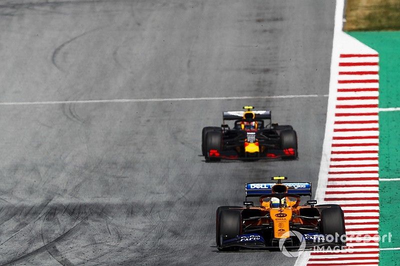 Carlos Sainz Jr., McLaren MCL34, Pierre Gasly, Red Bull Racing RB15