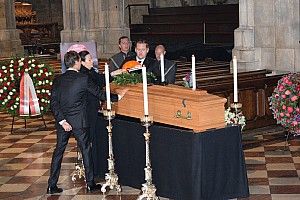 Niki Lauda: un fiume di persone per l'ultimo saluto nella cattedrale di Vienna