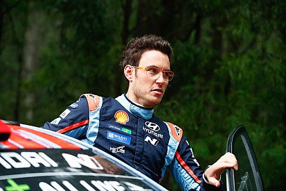 Neuville poprawił się w trzecim przejeździe