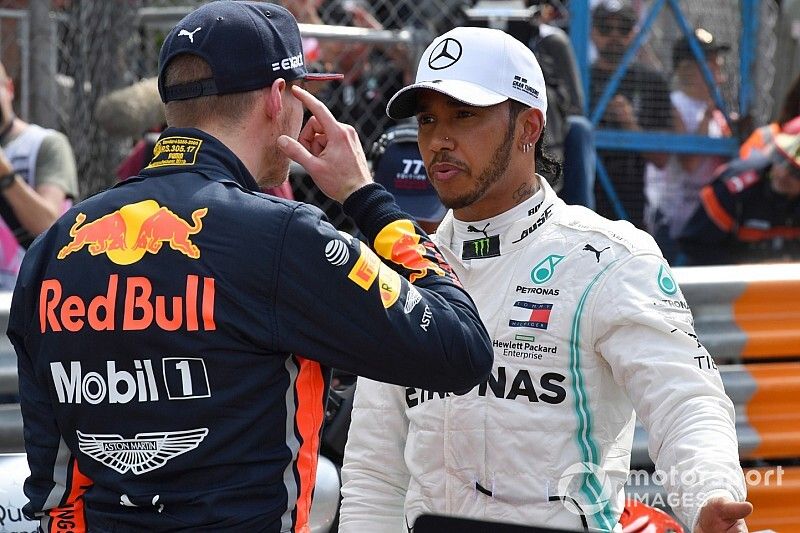 Max Verstappen, Red Bull Racing, habla con Lewis Hamilton, Mercedes AMG F1, tras la clasificación