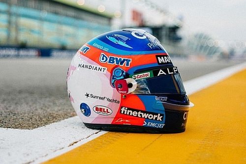 Alonso presenta un casco especial para el GP de Singapur de F1