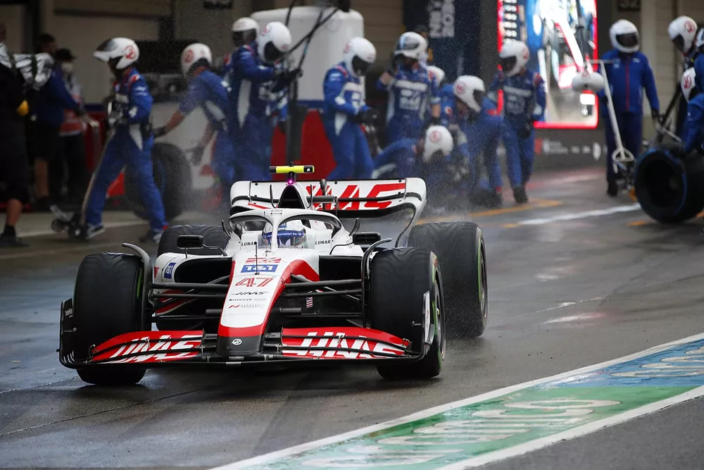 Mick Schumacher, Haas VF-22, sale de su box