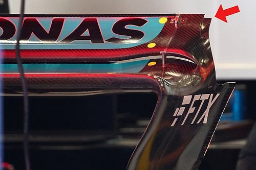 Технический брифинг: ошибочное заднее крыло Mercedes W13