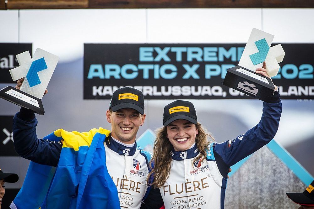 Race winners Catie Munnings, Timmy Hansen, Andretti United Extreme E with trophy