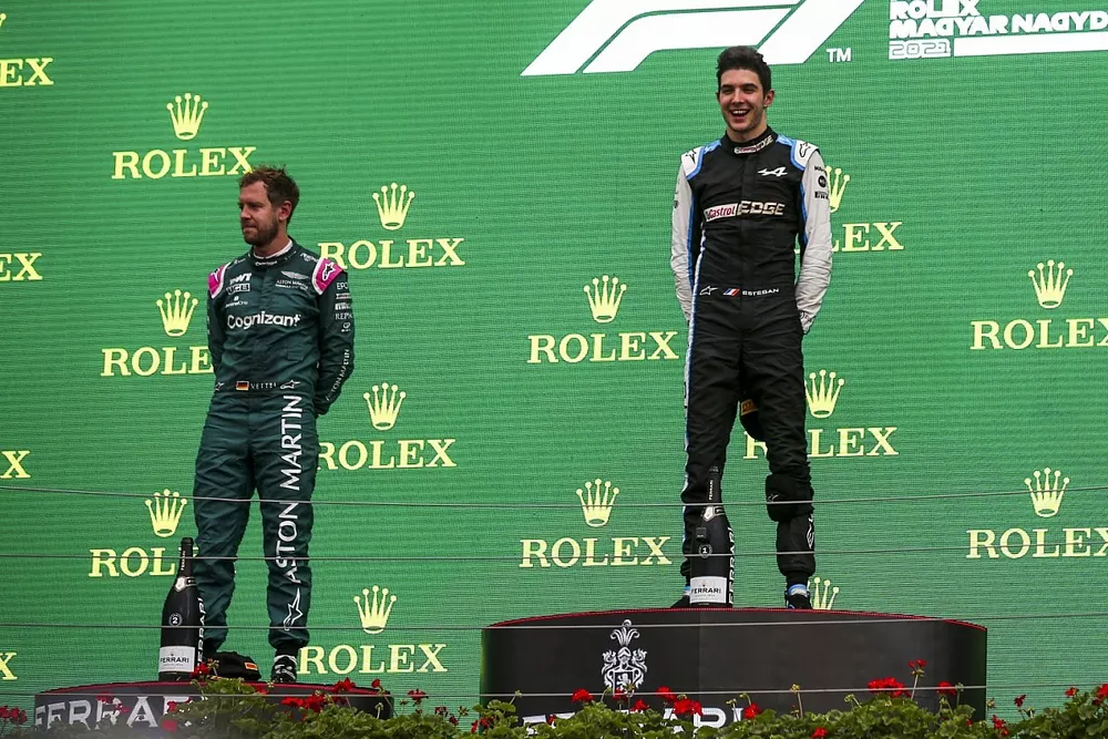 Le deuxi&egrave;me Sebastian Vettel, Aston Martin, le vainqueur Esteban Ocon, Alpine F1, et le troisi&egrave;me Lewis Hamilton, Mercedes, sur le podium
