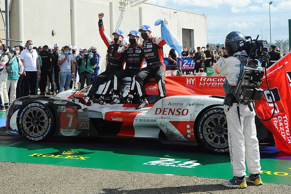Невезучий экипаж Toyota наконец выиграл в Ле-Мане