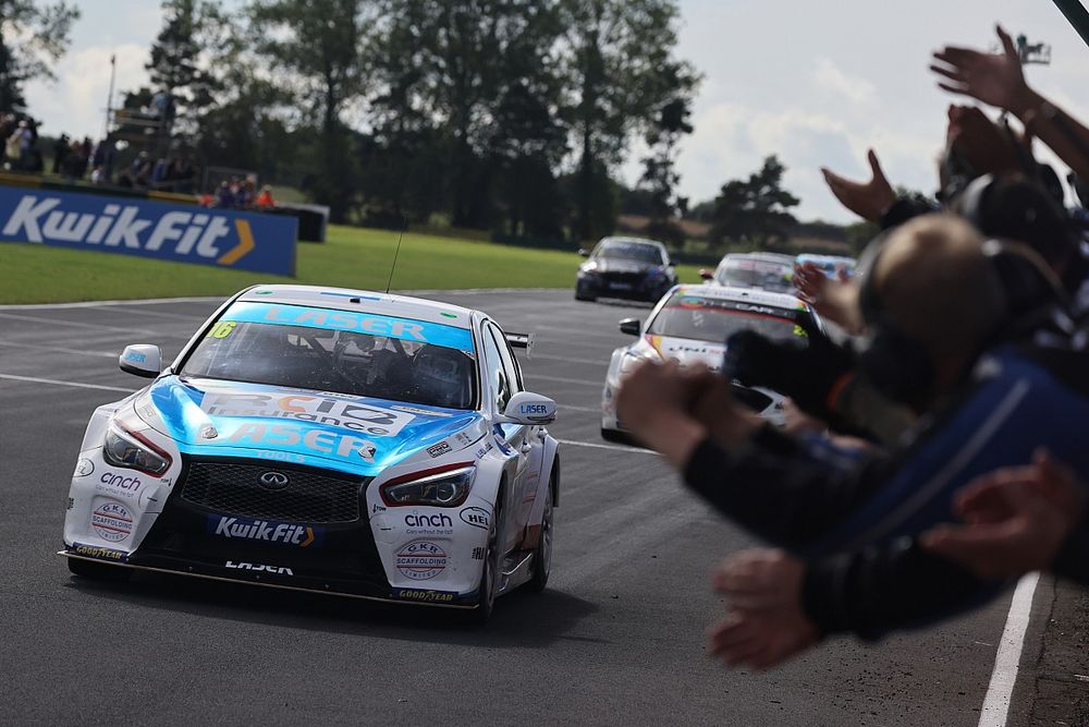 Croft BTCC: Moffat soaks up Hill pressure to win Race 1