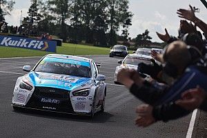 Croft BTCC: Moffat soaks up Hill pressure to win Race 1