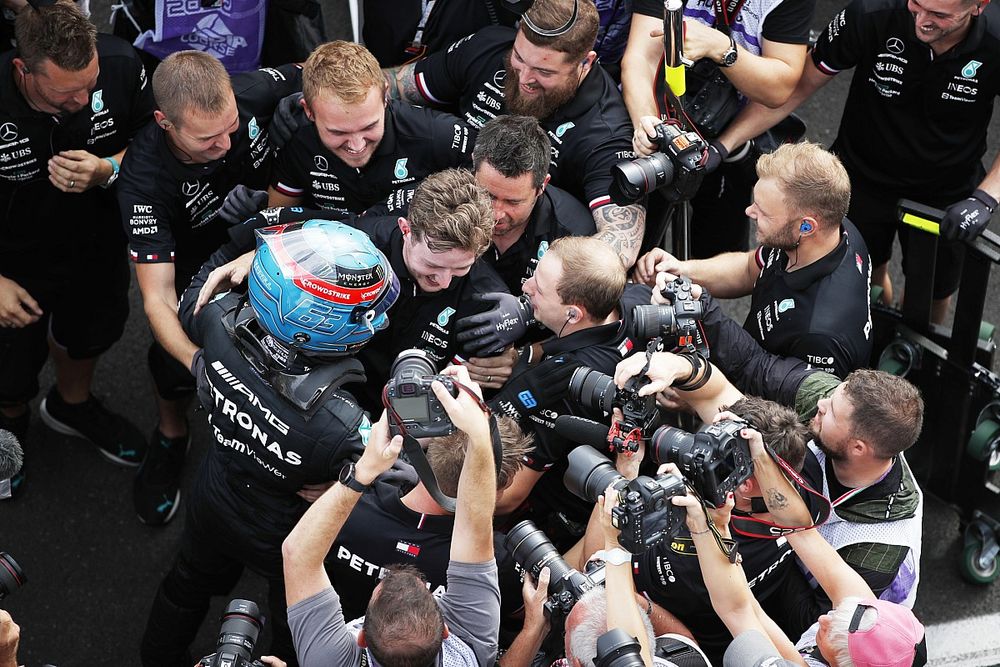 Russell verrast met pole voor GP van Hongarije, Verstappen op P10