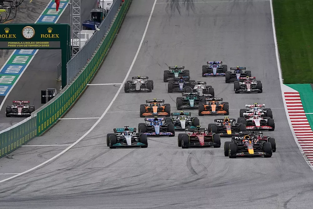 Max Verstappen, Red Bull Racing RB18 en t&ecirc;te au d&eacute;part