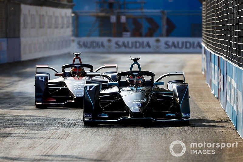 Gary Paffett, HWA Racelab, VFE-05 davanti a Robin Frijns, Envision Virgin Racing, Audi e-tron FE05 