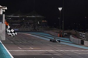 Videón, ahogy Hamilton a kiváló körével megszerzi a pole pozíciót Abu Dhabiban