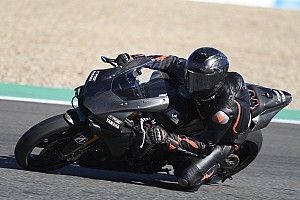 Хэмилтон тестирует супербайк Yamaha в Хересе: фото