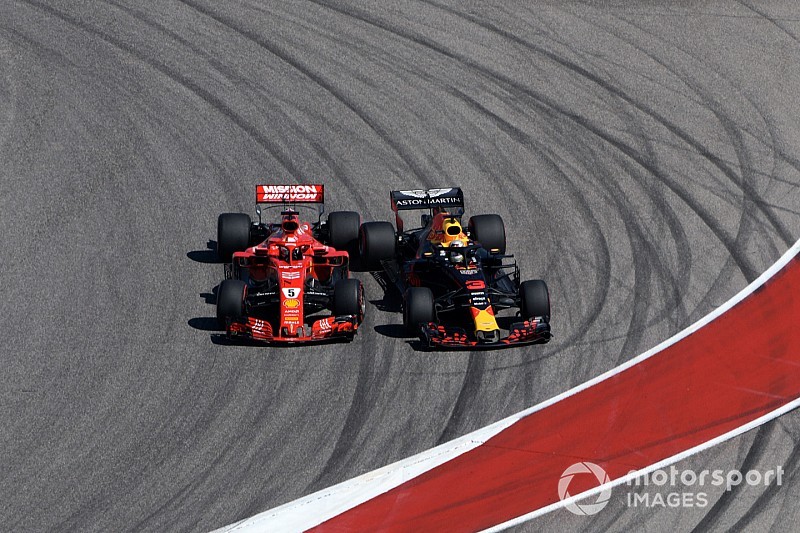 Videón Vettel megpördülése az Amerikai Nagydíj első körében, Ricciardo ellen