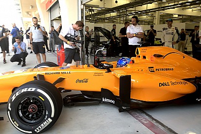 Алонсо выпросил несколько кругов за рулем McLaren 2013 года, на котором поедет Джимми Джонсон