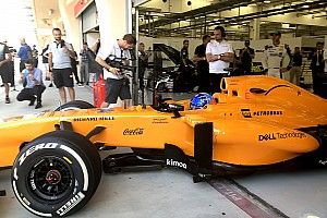 Алонсо выпросил несколько кругов за рулем McLaren 2013 года, на котором поедет Джимми Джонсон