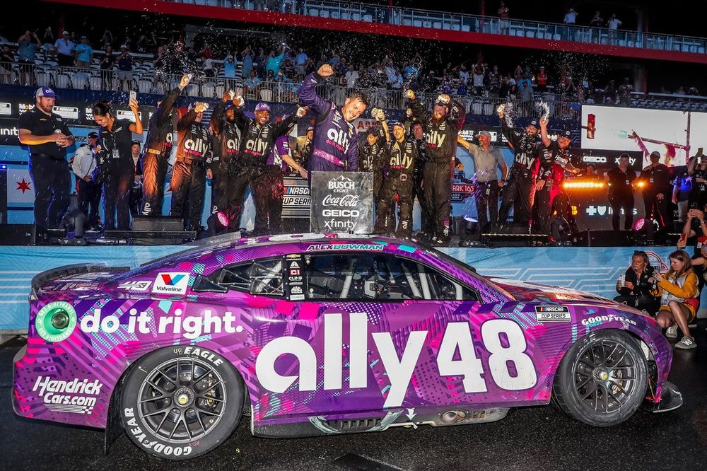 Race winner Alex Bowman, Hendrick Motorsports, Ally Chevrolet Camaro