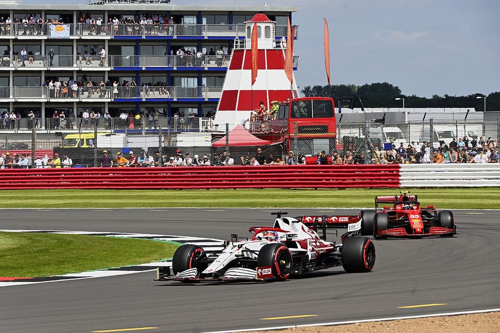 Kimi Raikkonen, Alfa Romeo Racing C41, Carlos Sainz Jr., Ferrari SF21