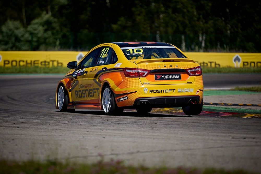 Пилоты LADA выиграли две утренние гонки РСКГ из трех и ни одной после перерыва