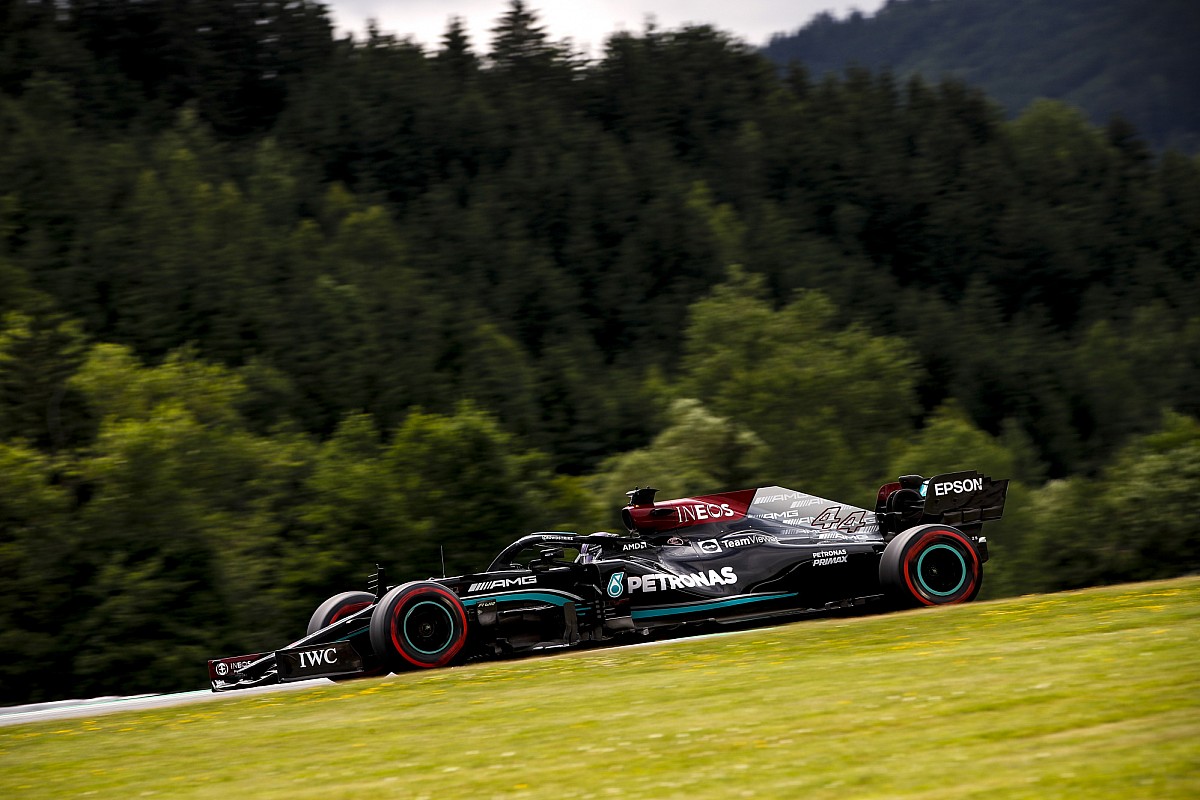 Hamilton: "Soffriamo sul giro secco, ci manca velocità"
