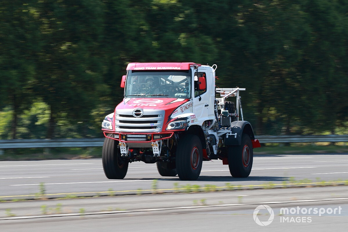 Hybrydowe Hino na Dakar
