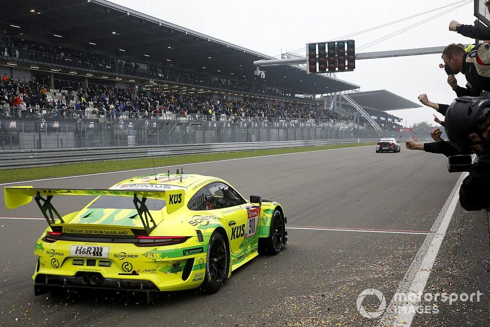 I vincitori #911 Manthey Racing Porsche 911 GT3 R: Matteo Cairoli, Lars Kern, Michael Christensen, Kevin Estre