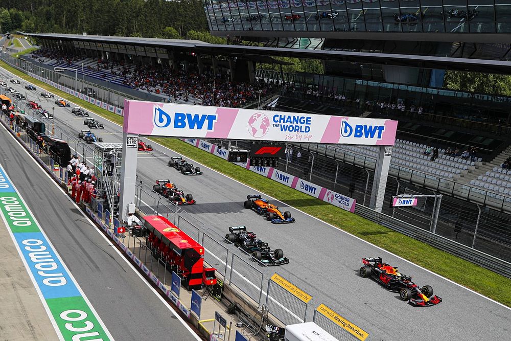 Minder radioverkeer tussen teams en FIA door uitzenden berichten